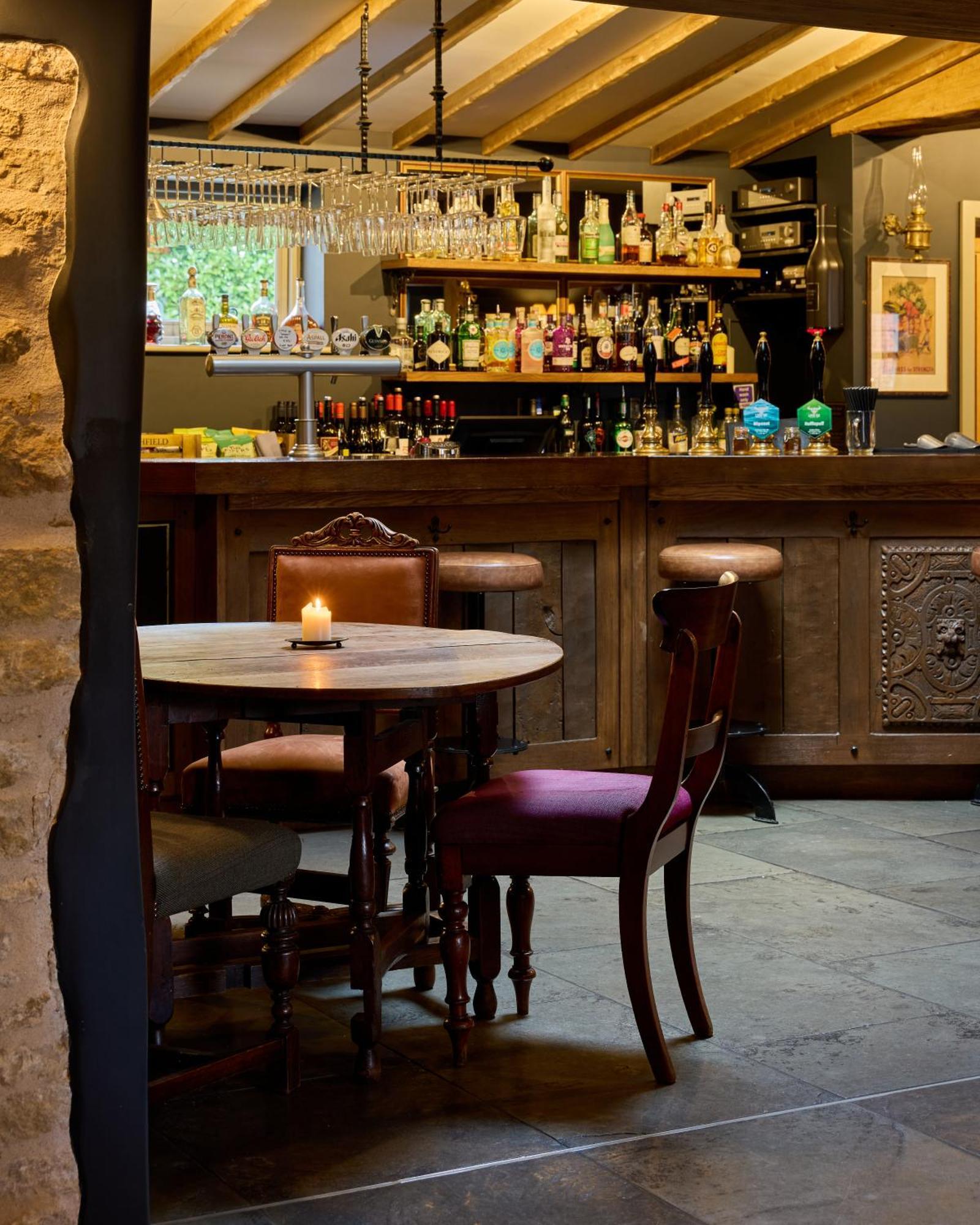 Hotel The Harcourt Arms Stanton Harcourt Exterior foto The bar at the Old Inn